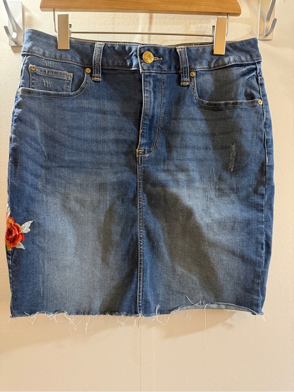 Seven7 Size 10 Embroidered Rose Denim Skirt Raw Hem Distressed Blue Jean Skirt